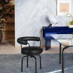 7 Fauteuil Tournant #1, di Charlotte Perriand/Collezione Lc - Struttura e pelle nera Cassina