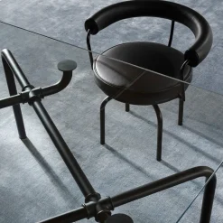 7 Fauteuil Tournant #1, di Charlotte Perriand/Collezione Lc - Struttura e pelle nera Cassina