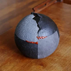 #114 Sfera nera con accenti di lacca rossa