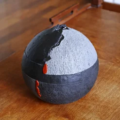 #114 Sfera nera con accenti di lacca rossa