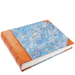 Album fotografico in pelle con paesaggio naturale