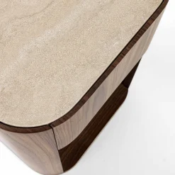 Alma Comodino a 1 cassetto in noce con piano in marmo travertino