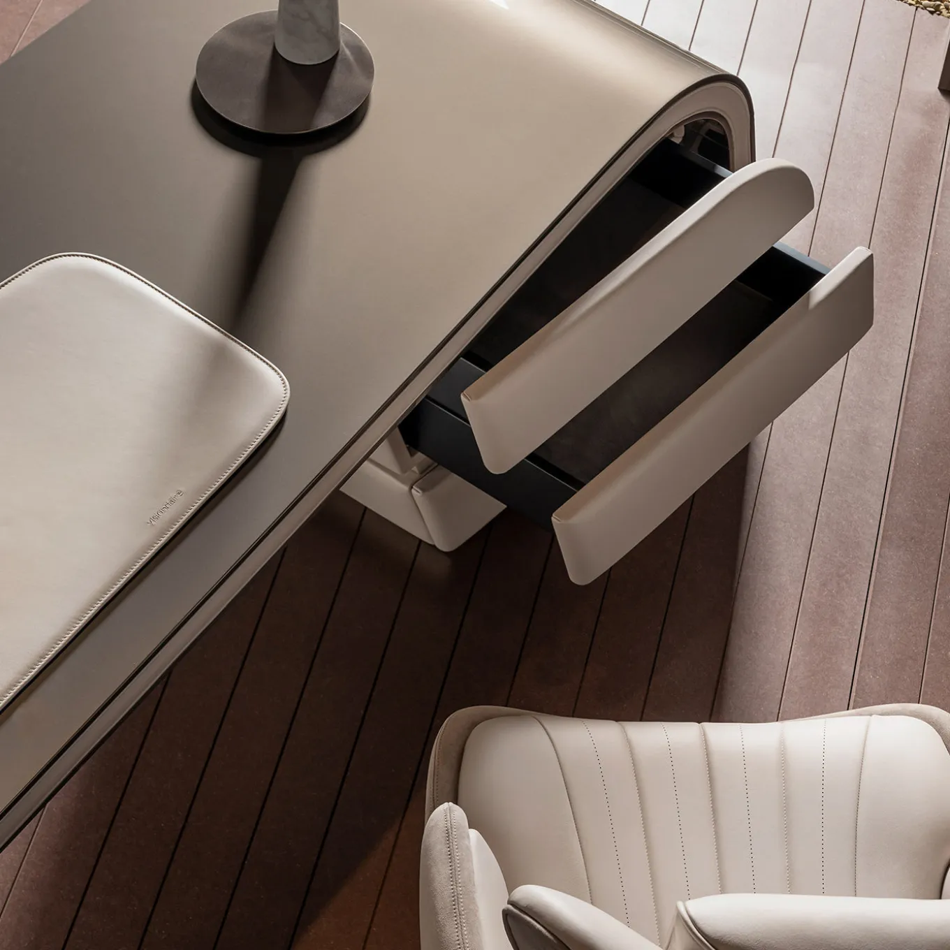 Ambassador Scrivania in Legno Beige e Pelle