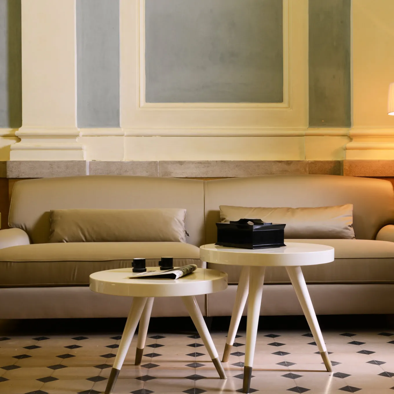 Andrea Gueridon Set di 2 tavolini a incastro