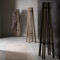 Appendiabiti Kali in noce tinto frassino di Fabio Rebosio