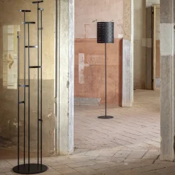 Appendiabiti nero Columnae di Svetlana Golubeva