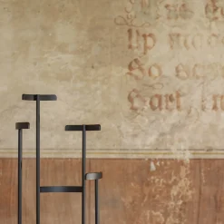 Appendiabiti nero Columnae di Svetlana Golubeva