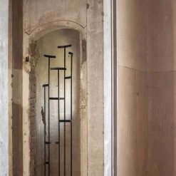 Appendiabiti nero Columnae di Svetlana Golubeva