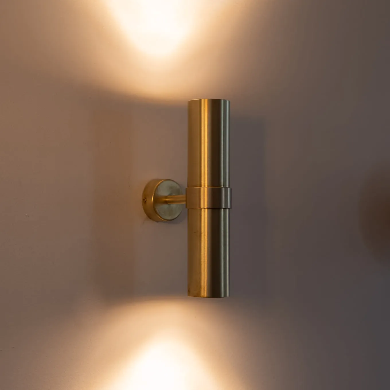 Applique Kyle Pt2 in Ottone con Finitura Dorata