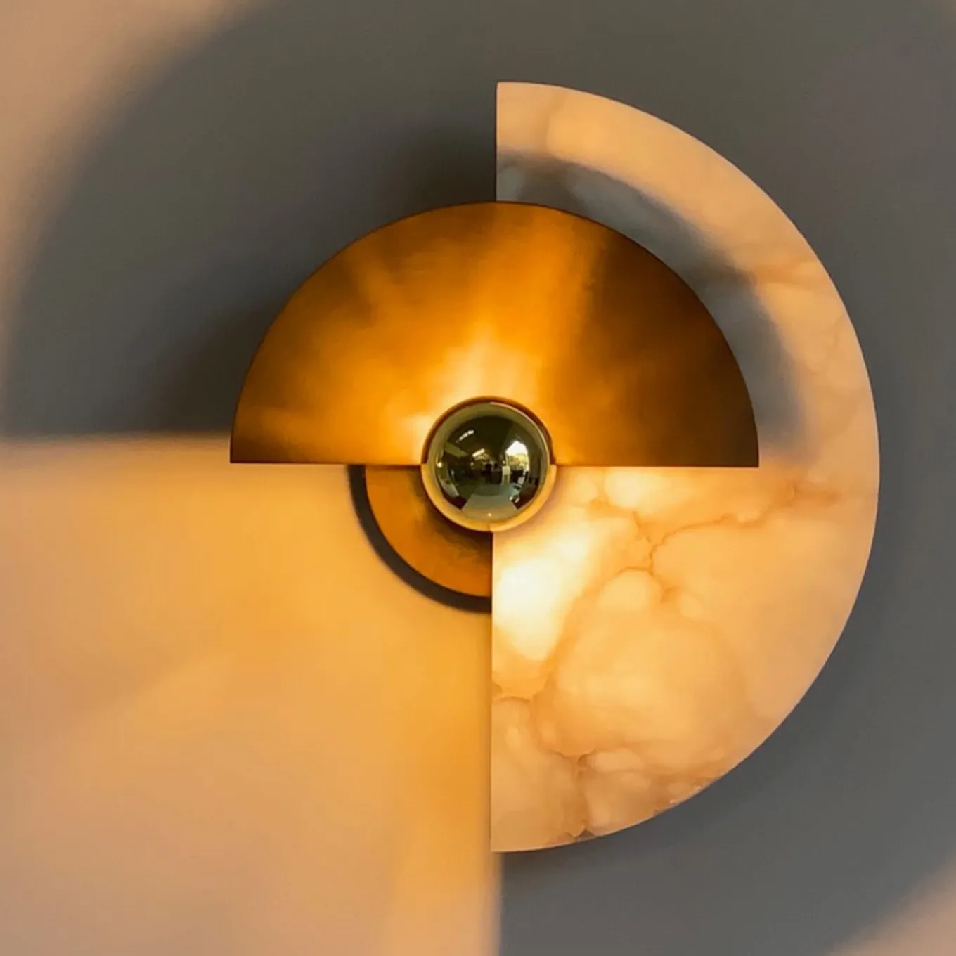 Applique "Levante" in bronzo e alabastro