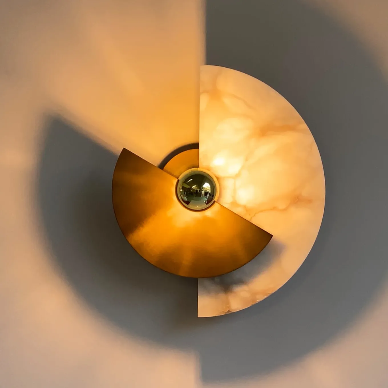 Applique "Levante" in bronzo e alabastro