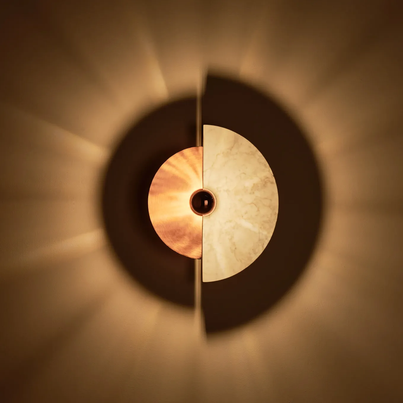 Applique "Levante" in rame satinato e marmo di Carrara