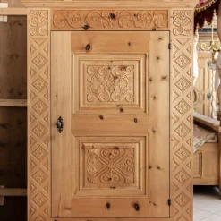 Armadio in legno di pino