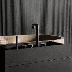 Armadio in legno Passage e vasca ovale in marmo