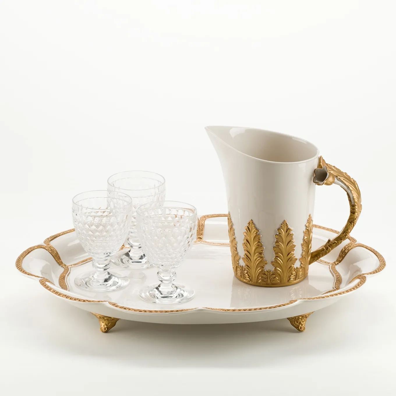 Brocca con foglie d'oro