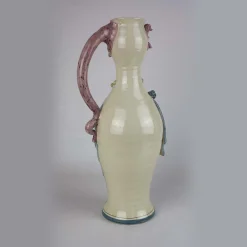 Brocca in ceramica con donna dai capelli rossi