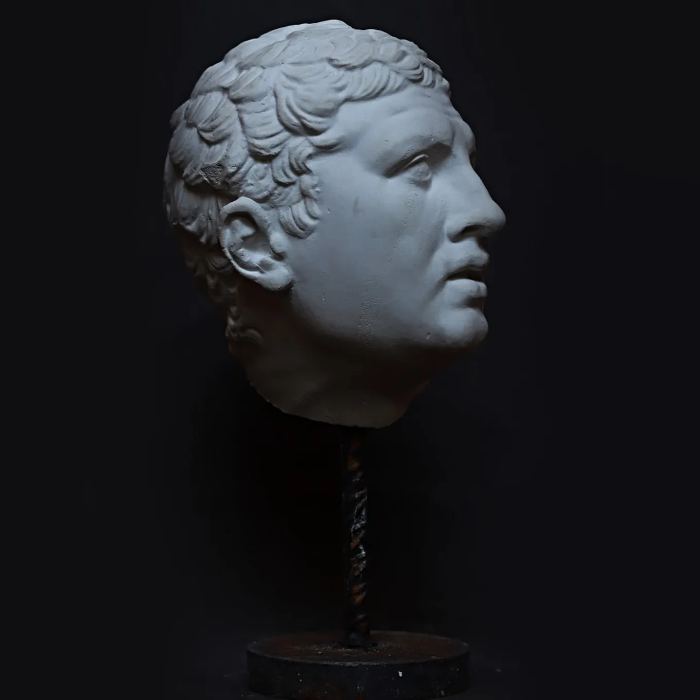 Busto di Gladiatore Borghese su piedistallo
