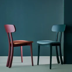 C Una sedia rosso opaco