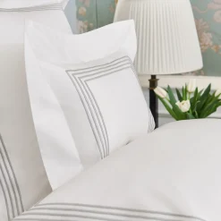 Camicie da letto Boudoir bianco e grigio chiaro di Four Generations