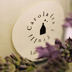 Candela profumata alla lavanda e all'iris con coperchio in ceramica