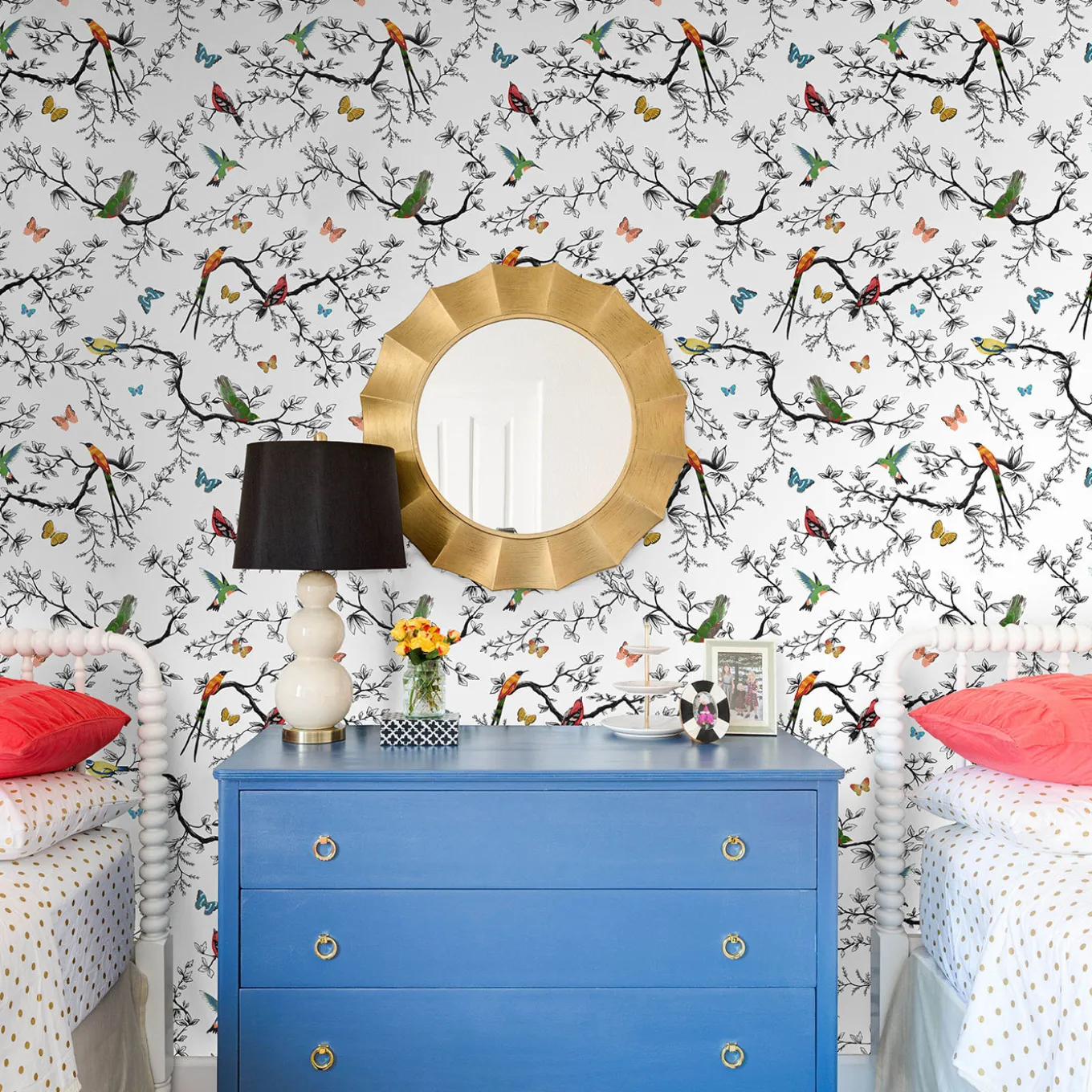 Carta da parati con uccelli e farfalle