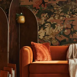 Carta da parati Hidden in Plain Sight Camouflage Marsala di Magnus Gjoen