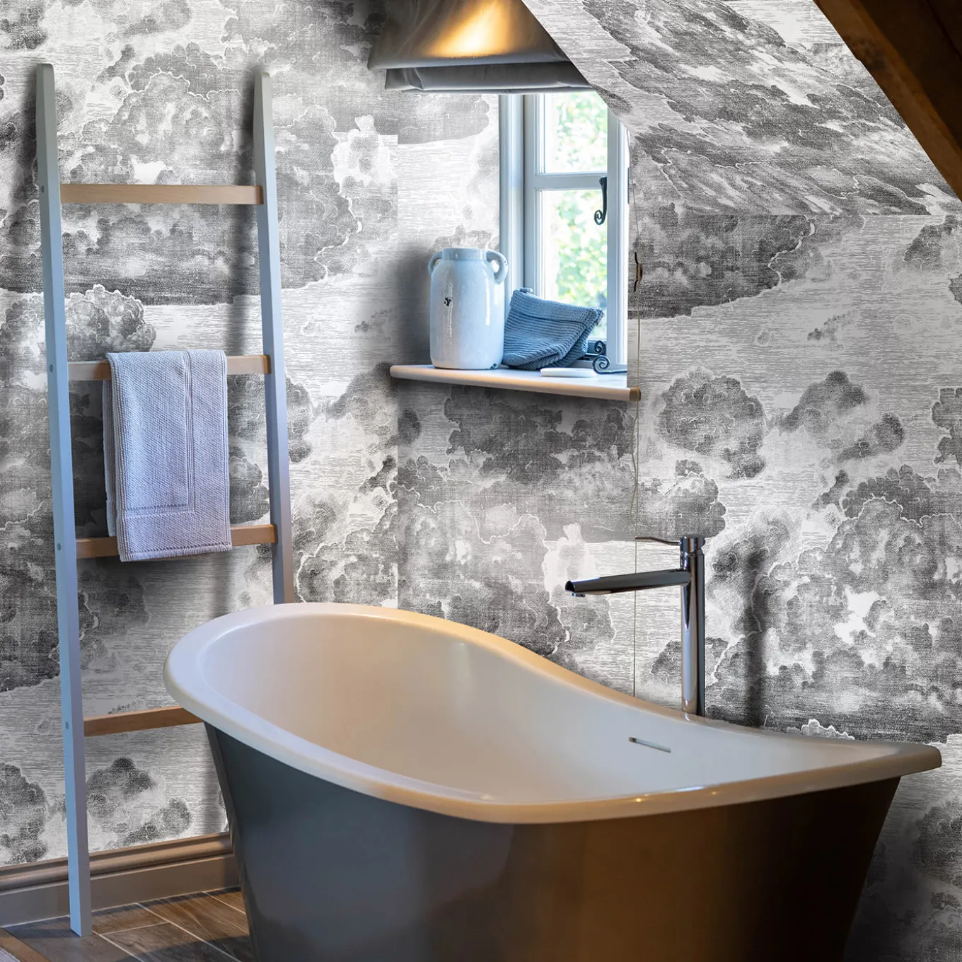 Carta da parati vintage con nuvole nere