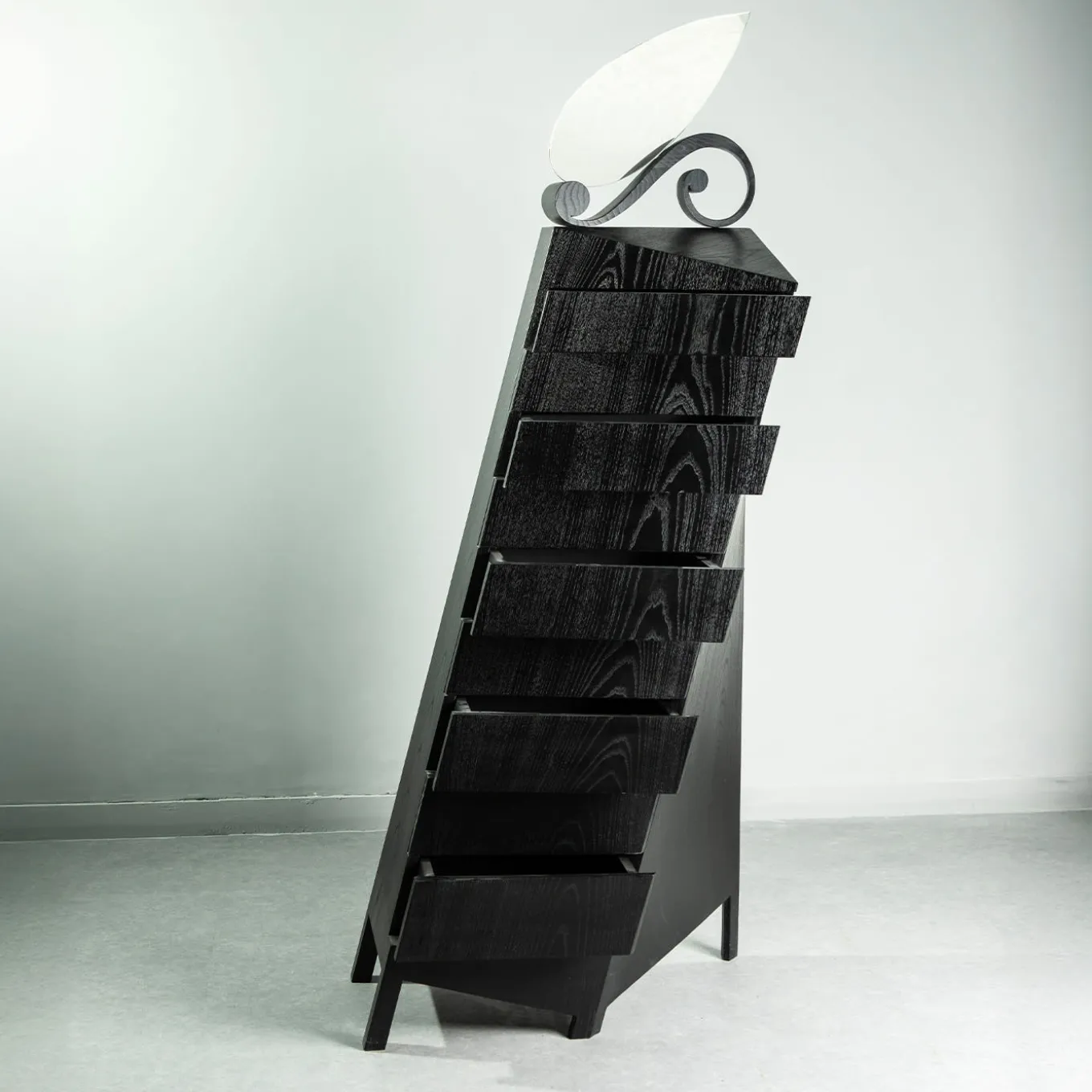 Cassettiera Passo D'Ombra in legno laccato nero opaco