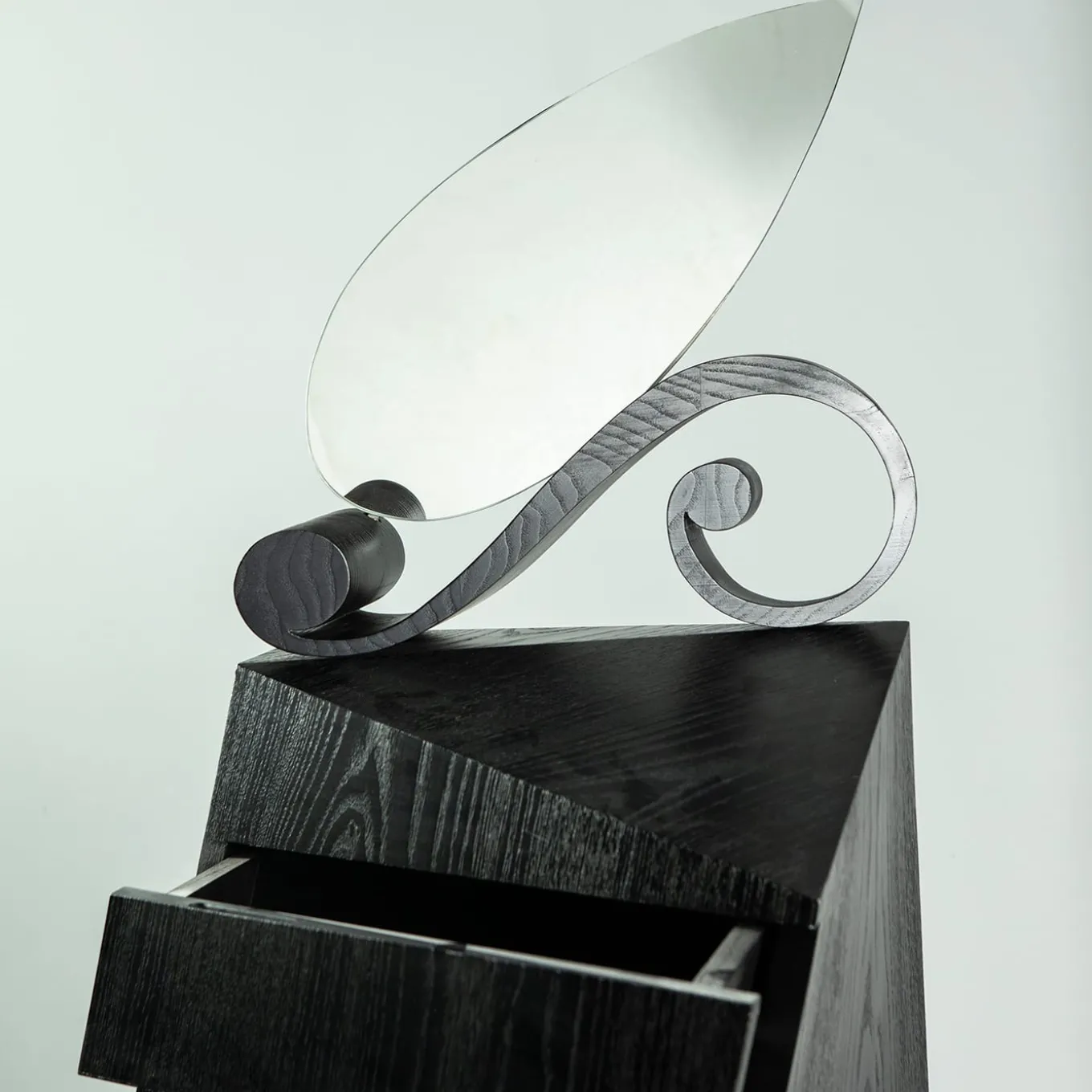 Cassettiera Passo D'Ombra in legno laccato nero opaco