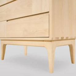 Cassettone scandinavo bianco crema a sei cassetti Dovetail
