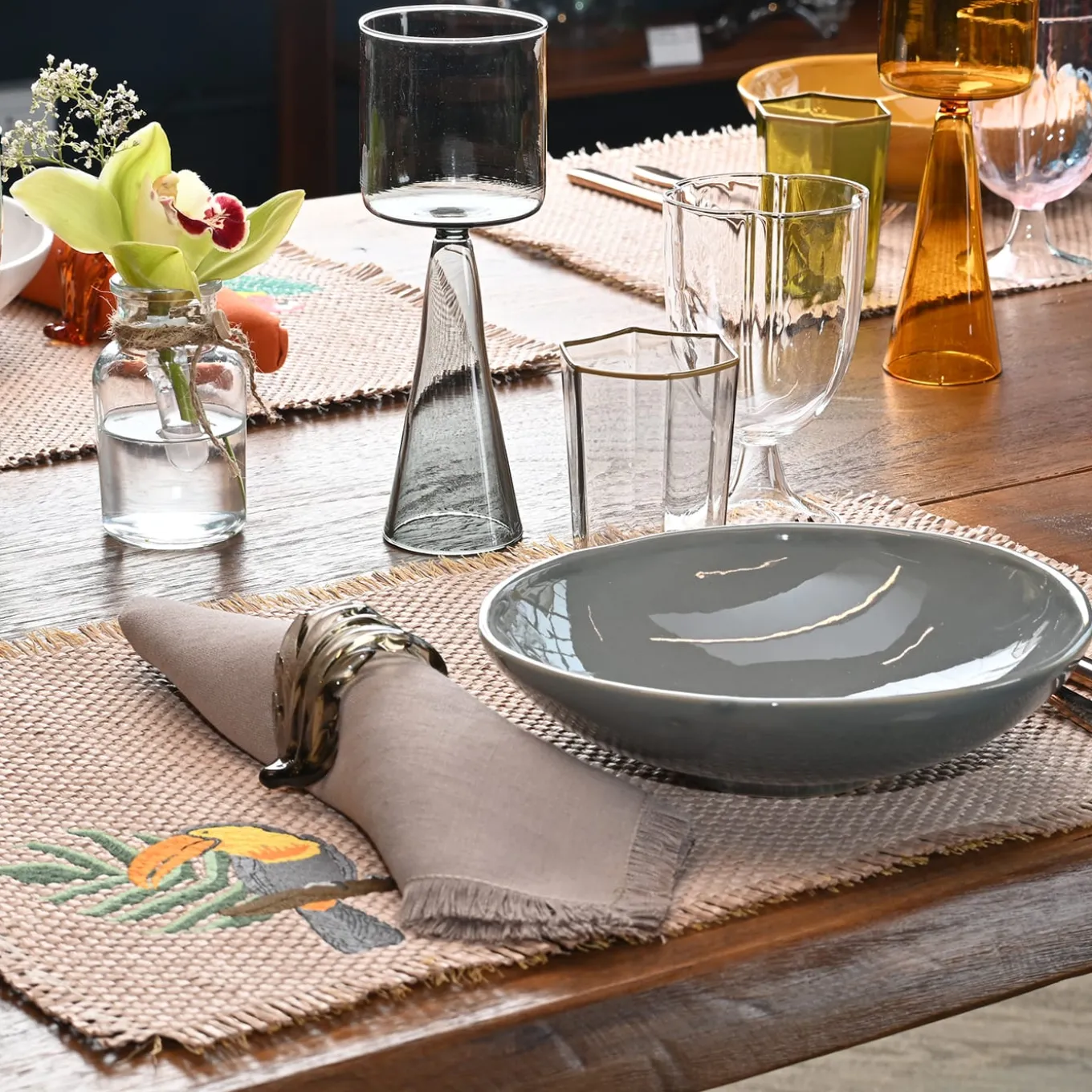 Cena per due: set di bicchieri e biancheria tropicale