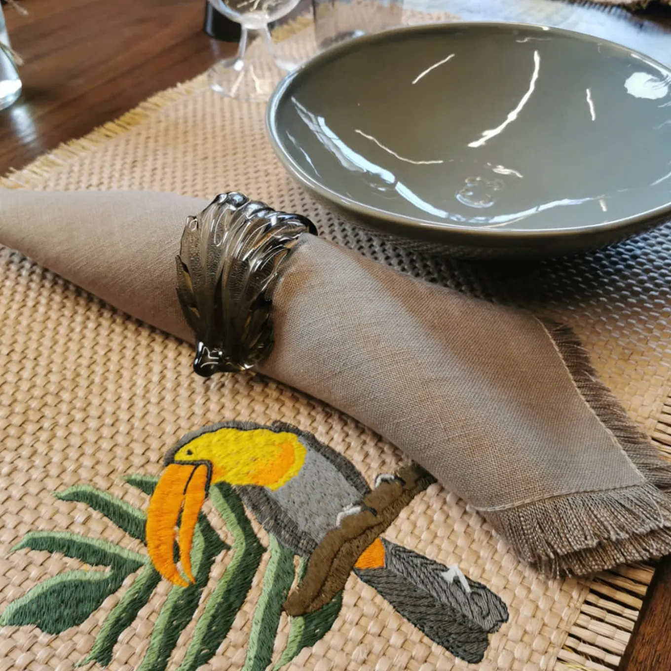 Cena per due: set di bicchieri e biancheria tropicale