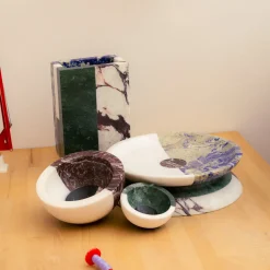 Centrotavola Aldo in marmo multicolore di Arthur Arbesser