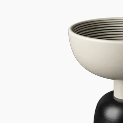 Centrotavola alto bianco e nero di Ettore Sottsass