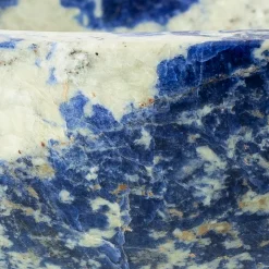 Centrotavola Inside Out in sodalite blu di Karen Chekerdjian