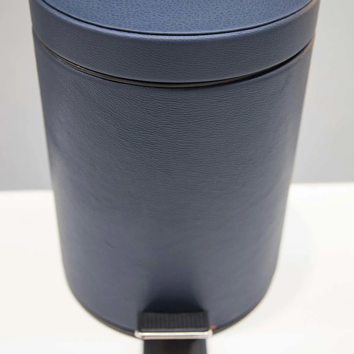 Cestino in pelle con coperchio in blu