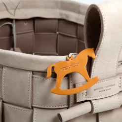 Cestino in pelle intrecciata grigio