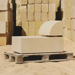 Chaise Longue Fattidipietra A in pietra per interni/esterni di Gumdesign