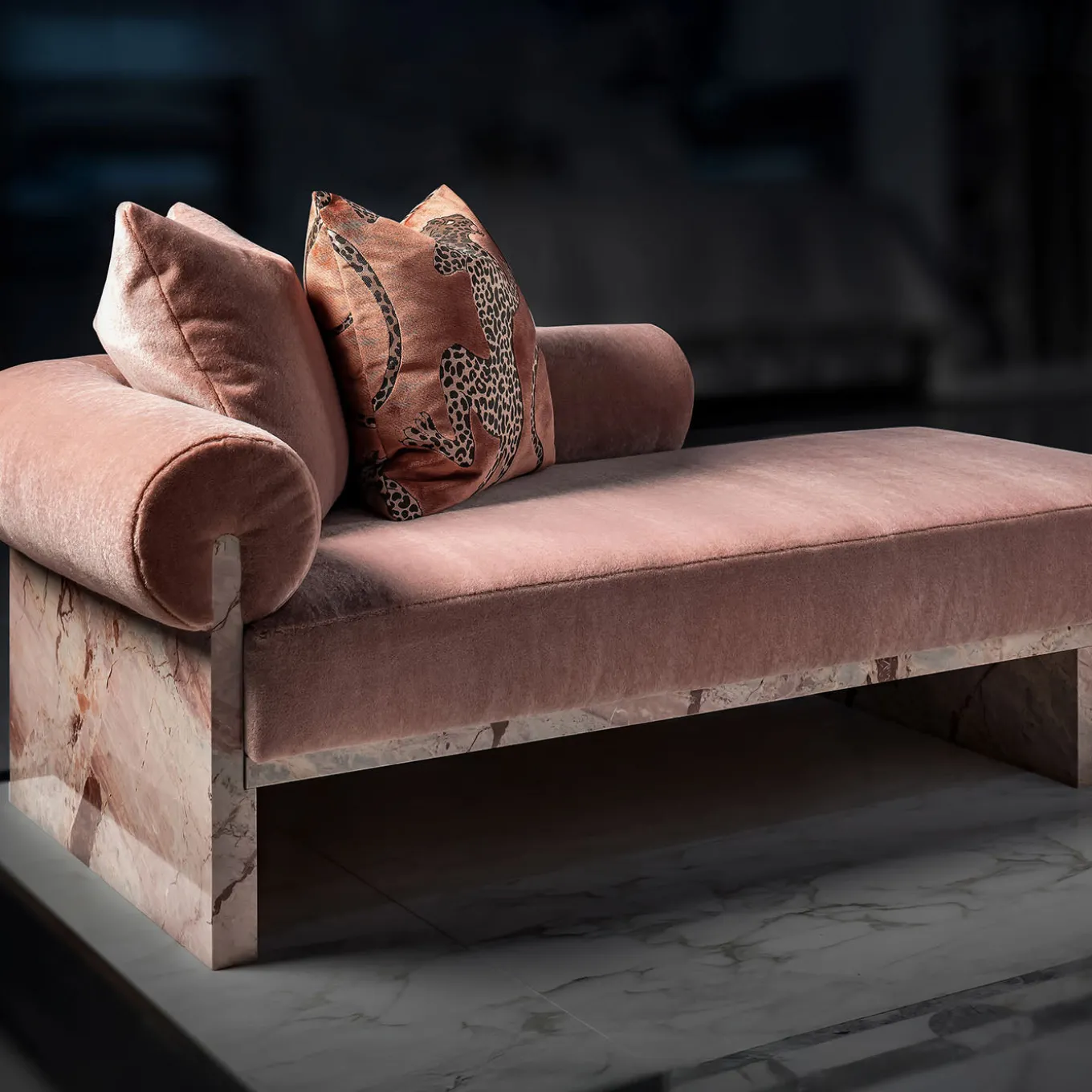 Chaise Longue Luna in marmo Siena rosa e seta mohair di Sheree Stuart Design