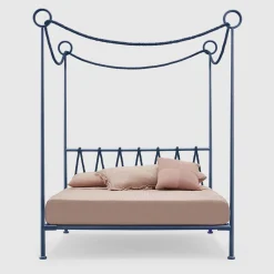 Cima Letto Matrimoniale con Baldacchino in Ferro Blu di Sovrappensiero Design Studio
