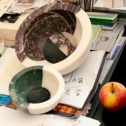 Ciotola in marmo multicolore Gae di Arthur Arbesser