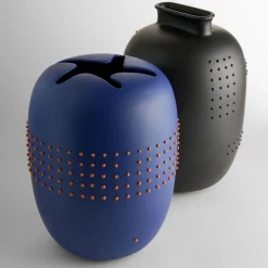 Code Black Vaso in ceramica a pois neri di Arik Levy