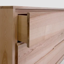 Comò asimmetrico in frassino