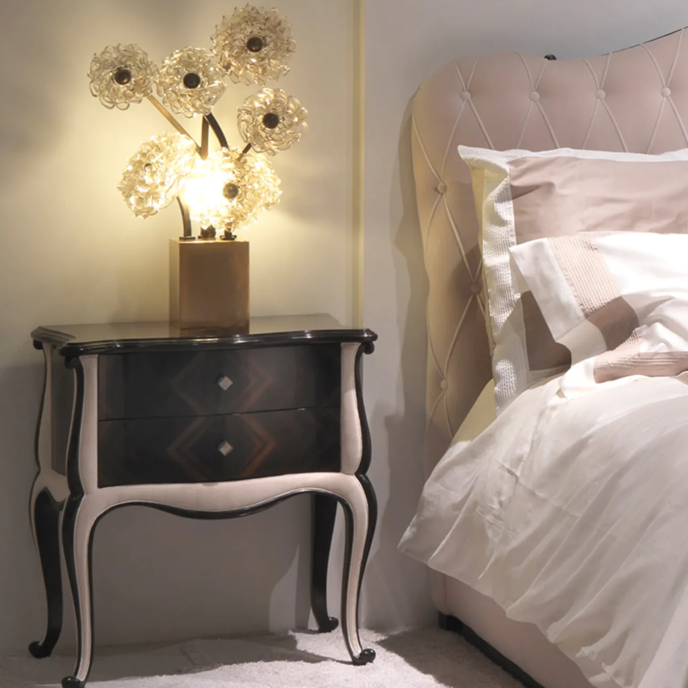 Comodino in ebano e ciliegio