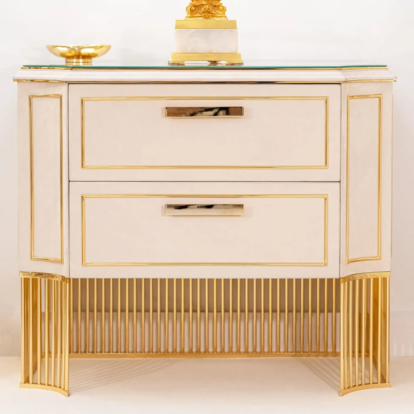 Comodino in pelle bianca e ottone placcato oro