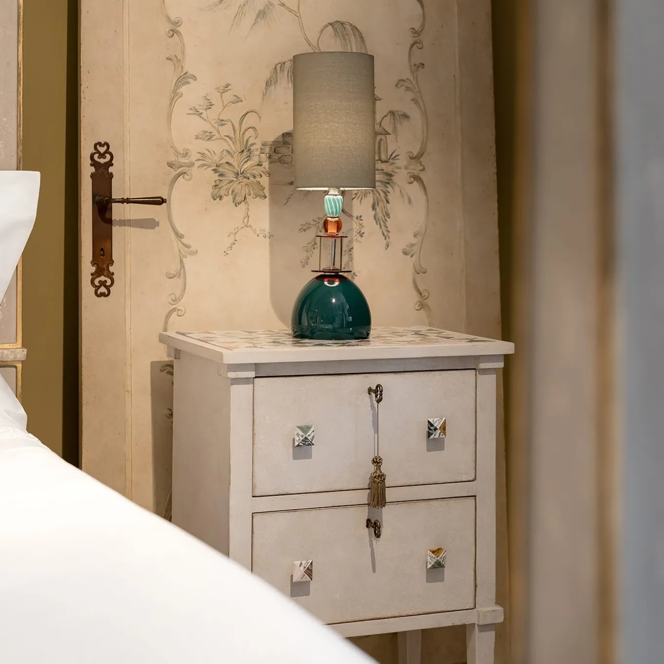 Comodino Lombardia con elementi in marmo