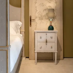 Comodino Lombardia con elementi in marmo