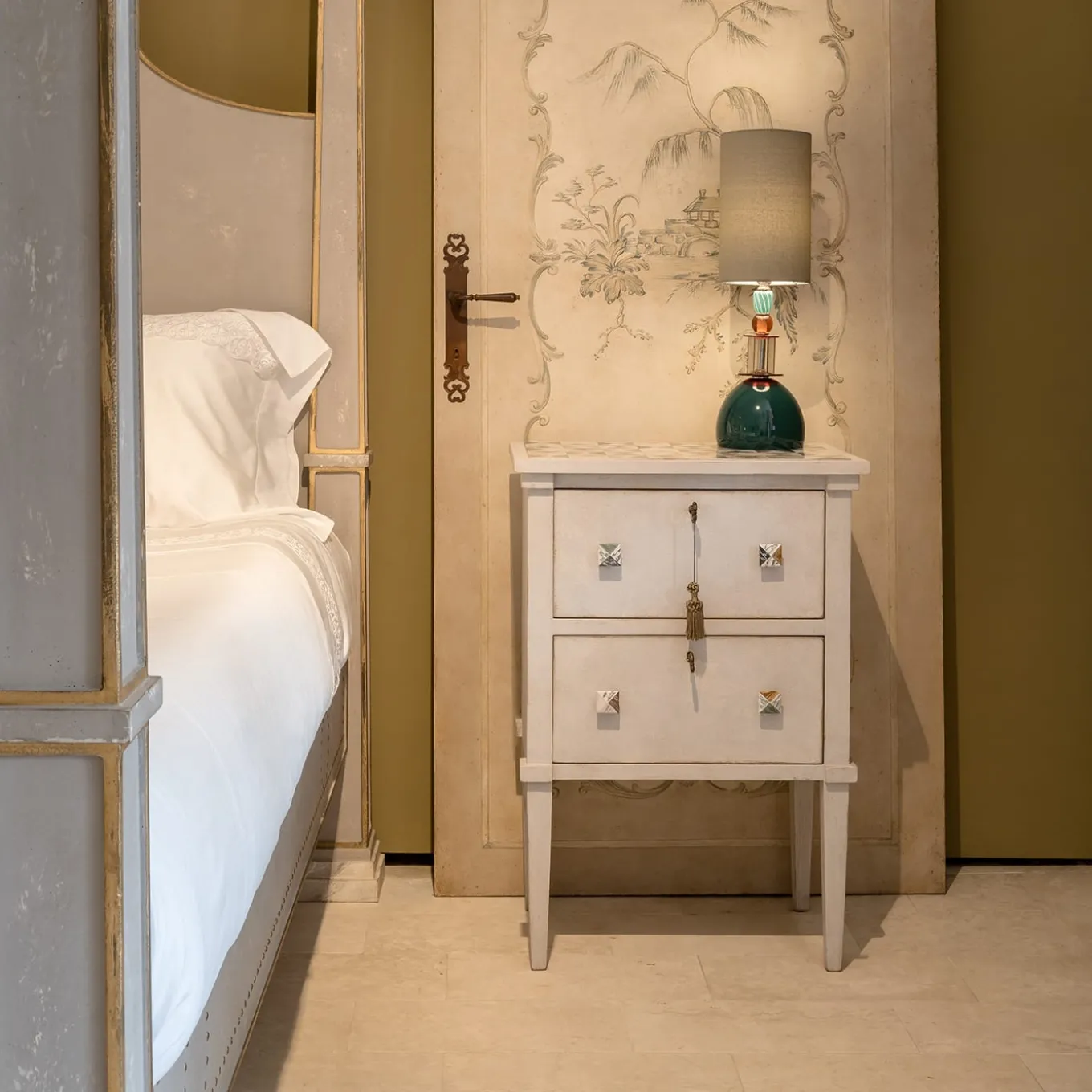 Comodino Lombardia con elementi in marmo