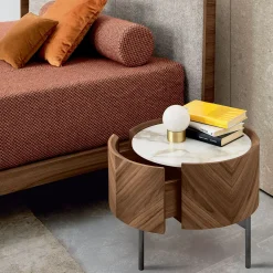 Comodino Opera in Noce Canaletto con Piano in Ceramica Calacatta