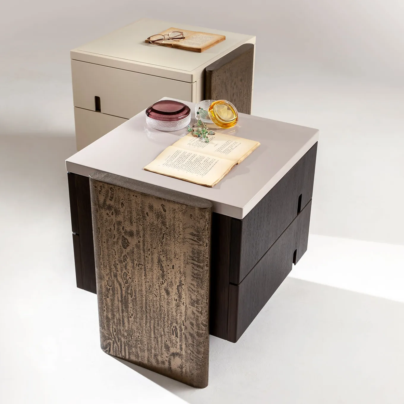 Comodino Outfit Laccato Lucido con Accenti in Bronzo